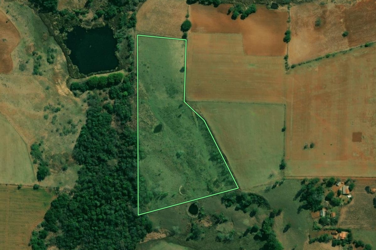 Imagem de satélite do imóvel rural em Angatuba (SP), com o contorno declarado no CAR desenhado por cima.
