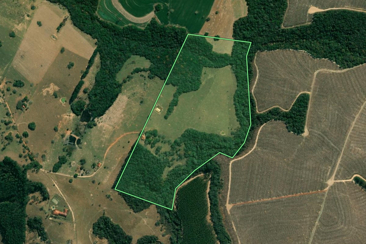 Imagem de satélite do imóvel rural em Angatuba (SP), com o contorno declarado no CAR desenhado por cima.
