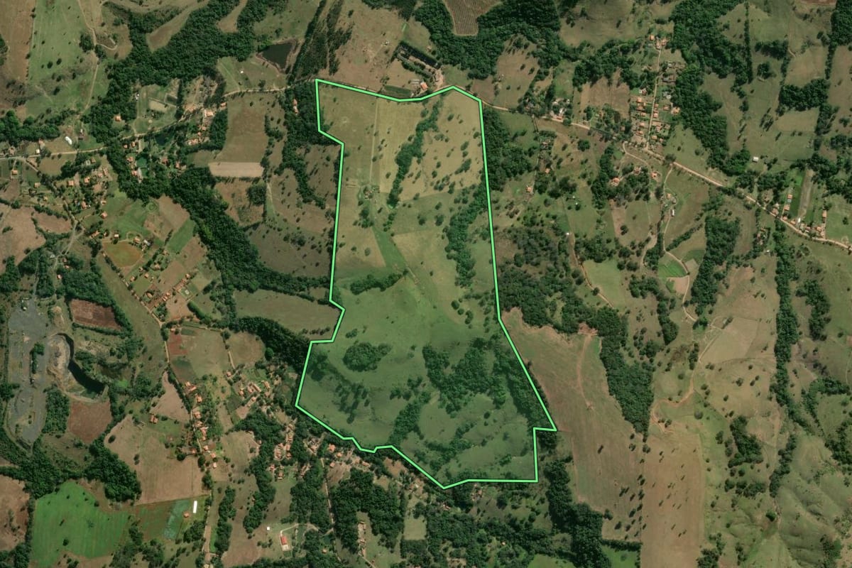 Imagem de satélite do imóvel rural em Angatuba (SP), com o contorno declarado no CAR desenhado por cima.