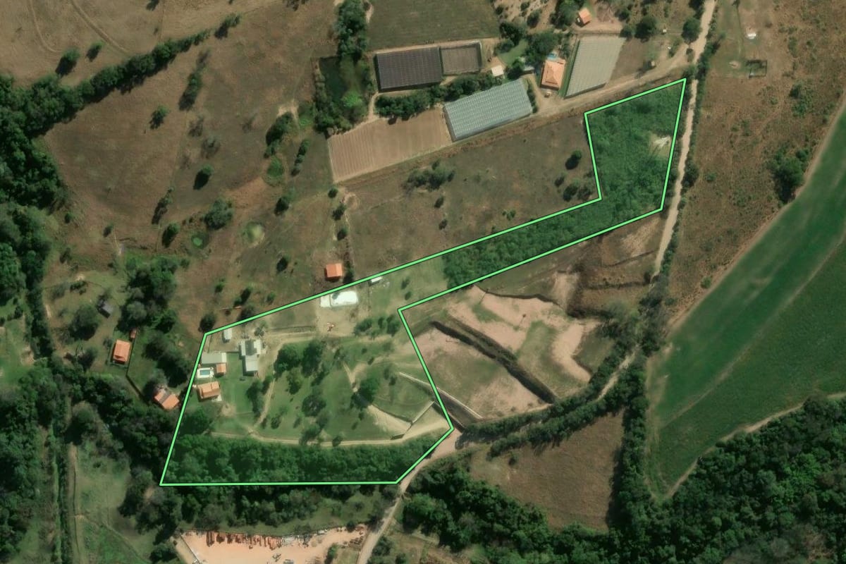 Imagem de satélite do imóvel rural em Angatuba (SP), com o contorno declarado no CAR desenhado por cima.