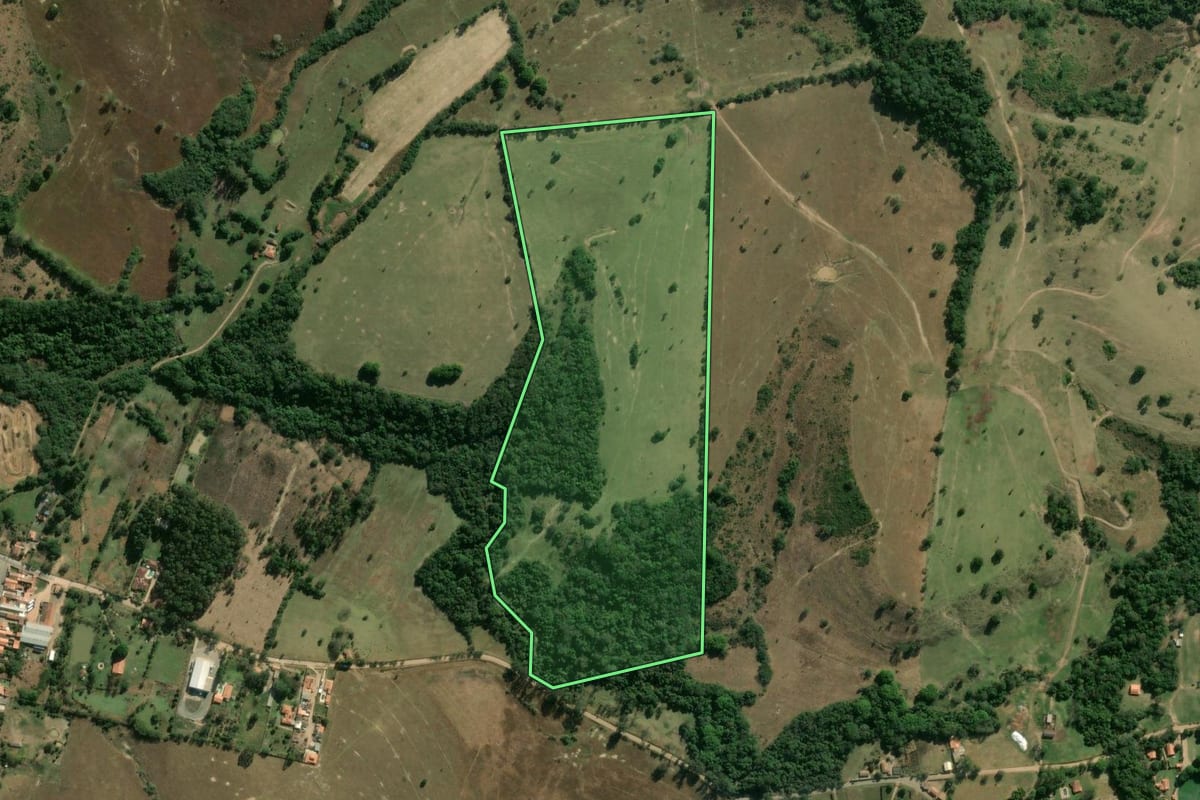 Imagem de satélite do imóvel rural em Angatuba (SP), com o contorno declarado no CAR desenhado por cima.