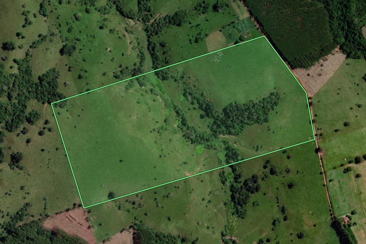 Imagem de satélite do imóvel rural em Angatuba (SP), com o contorno declarado no CAR desenhado por cima.