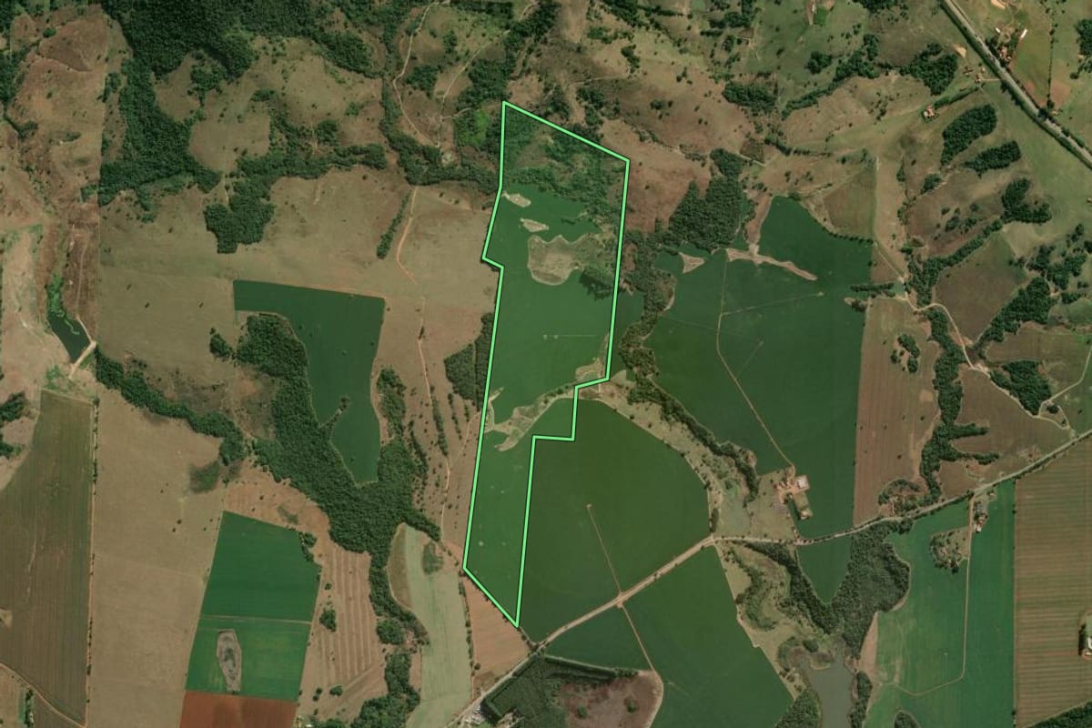 Imagem de satélite do imóvel rural em Angatuba (SP), com o contorno declarado no CAR desenhado por cima.