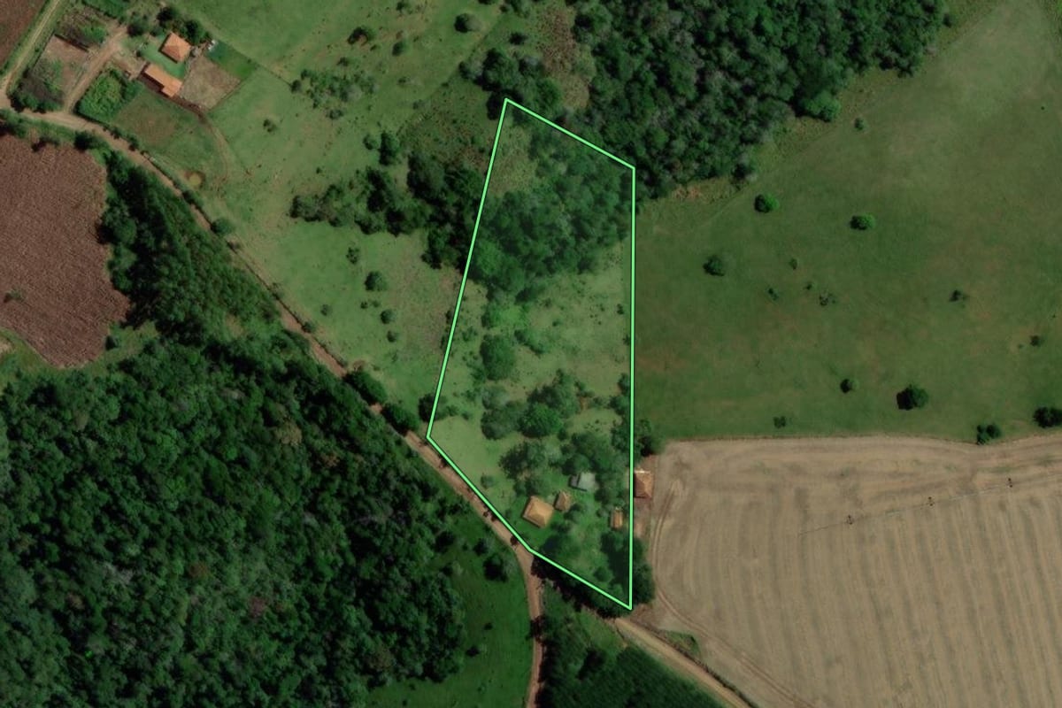 Imagem de satélite do imóvel rural em Angatuba (SP), com o contorno declarado no CAR desenhado por cima.