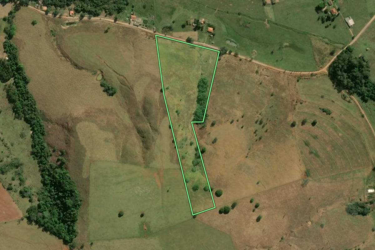 Imagem de satélite do imóvel rural em Angatuba (SP), com o contorno declarado no CAR desenhado por cima.