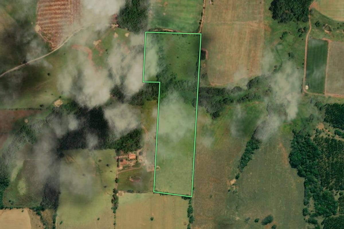 Imagem de satélite do imóvel rural em Angatuba (SP), com o contorno declarado no CAR desenhado por cima.