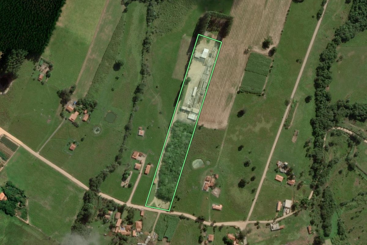 Imagem de satélite do imóvel rural em Angatuba (SP), com o contorno declarado no CAR desenhado por cima.