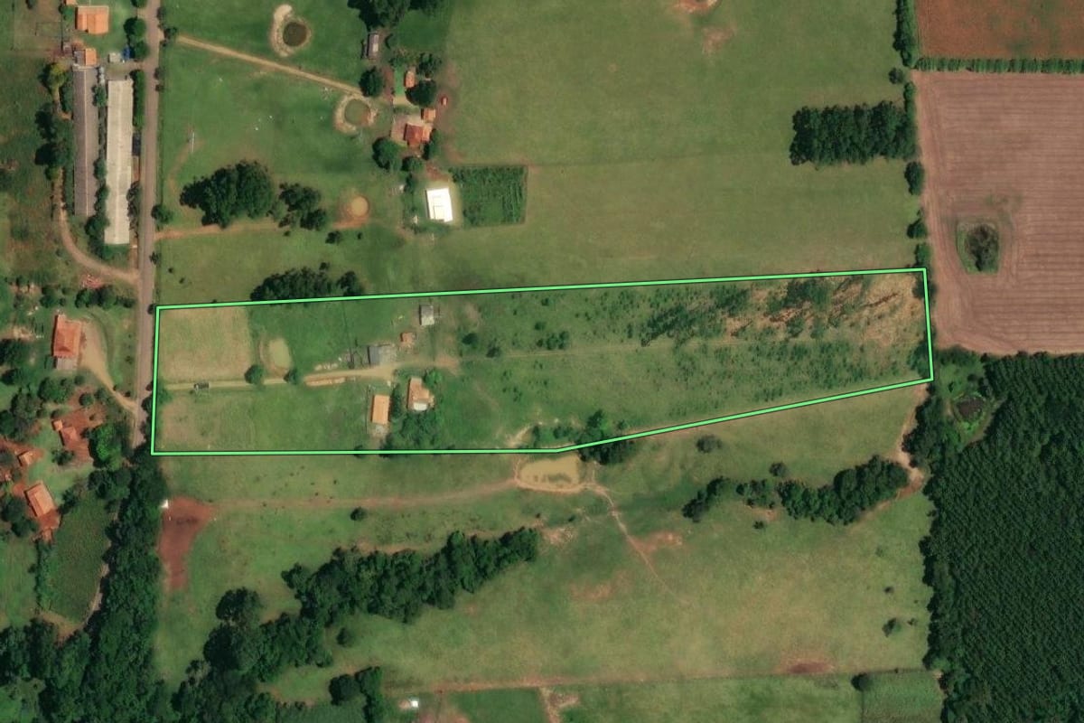 Imagem de satélite do imóvel rural em Angatuba (SP), com o contorno declarado no CAR desenhado por cima.
