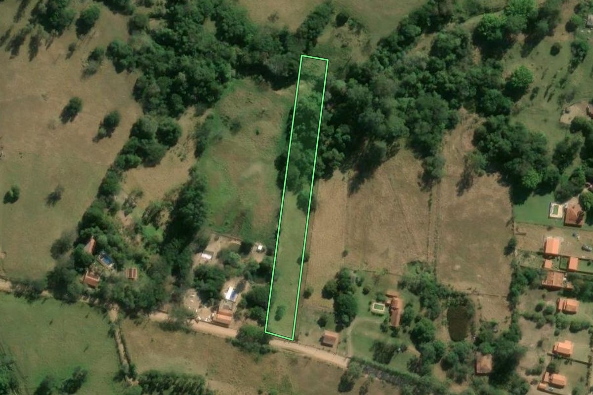 Imagem de satélite do imóvel rural em Angatuba (SP), com o contorno declarado no CAR desenhado por cima.