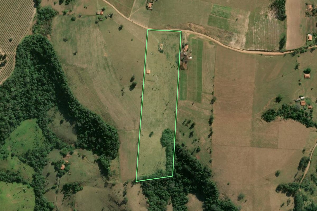 Imagem de satélite do imóvel rural em Angatuba (SP), com o contorno declarado no CAR desenhado por cima.