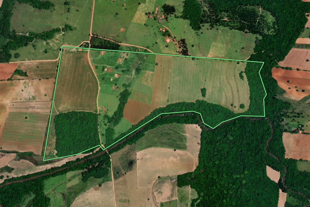 Imagem de satélite do imóvel rural em Angatuba (SP), com o contorno declarado no CAR desenhado por cima.
