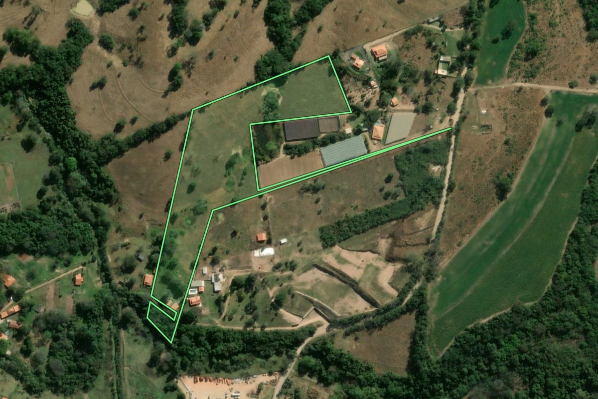 Imagem de satélite do imóvel rural em Angatuba (SP), com o contorno declarado no CAR desenhado por cima.