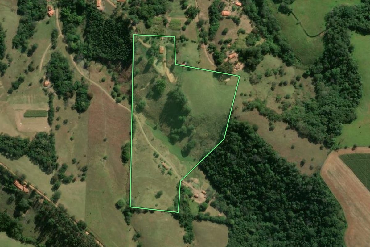 Imagem de satélite do imóvel rural em Angatuba (SP), com o contorno declarado no CAR desenhado por cima.