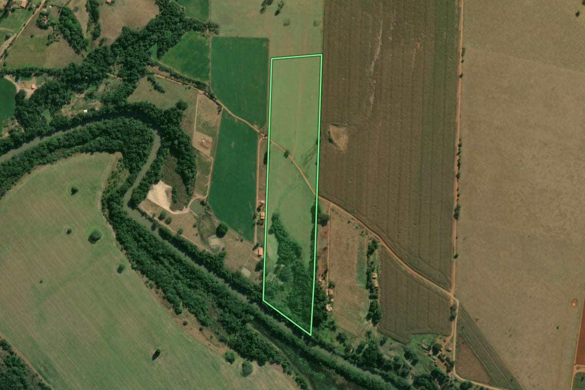 Imagem de satélite do imóvel rural em Angatuba (SP), com o contorno declarado no CAR desenhado por cima.