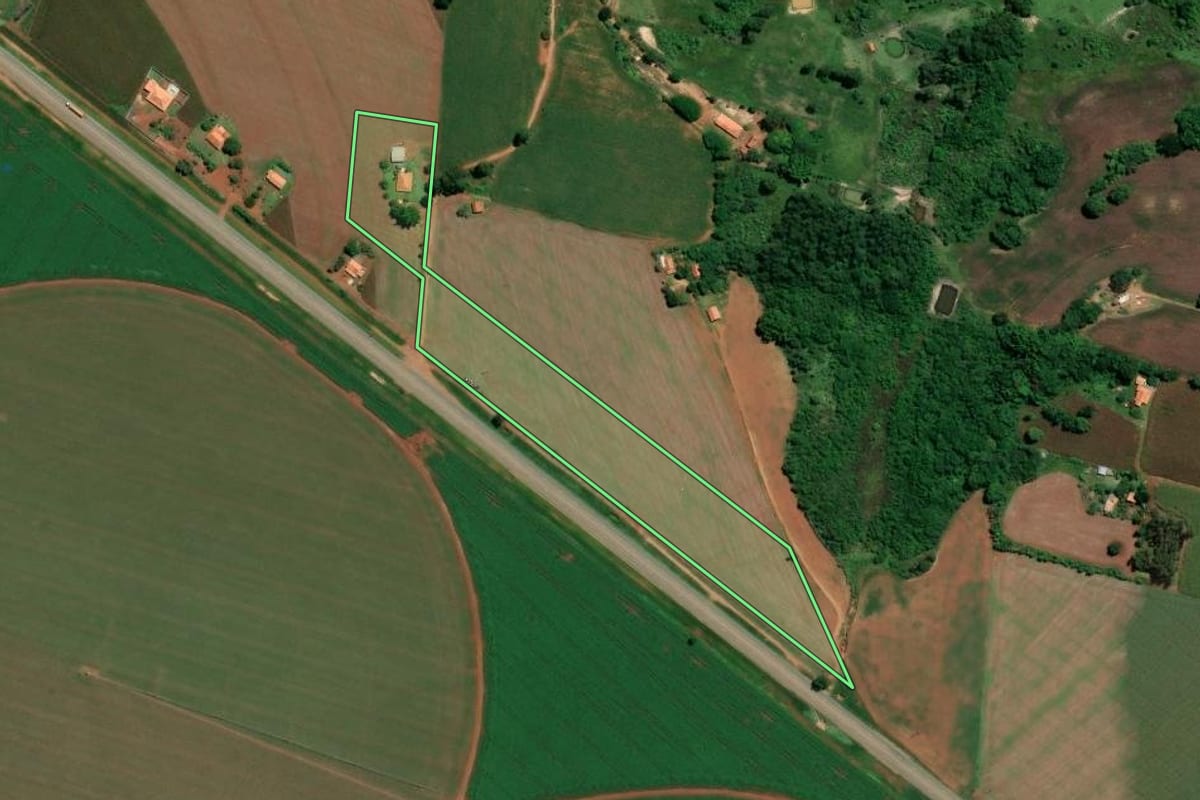 Imagem de satélite do imóvel rural em Angatuba (SP), com o contorno declarado no CAR desenhado por cima.