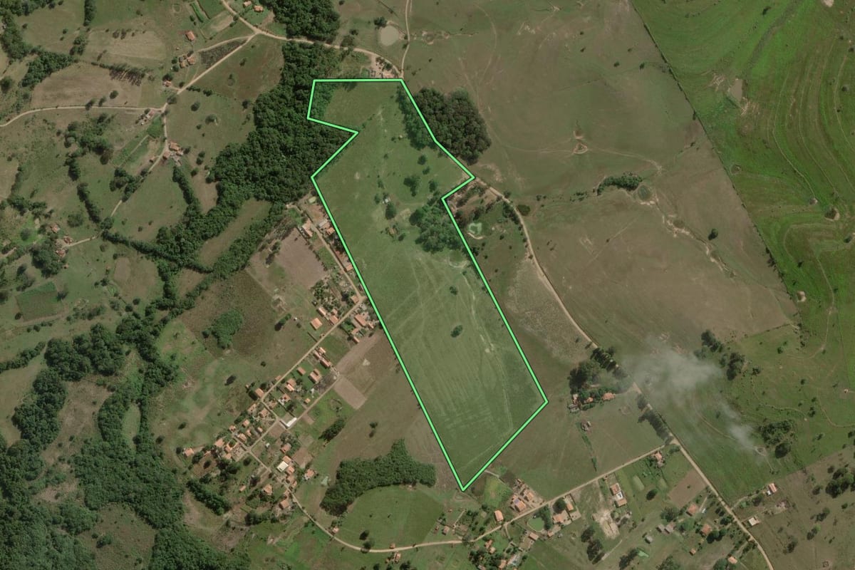 Imagem de satélite do imóvel rural em Angatuba (SP), com o contorno declarado no CAR desenhado por cima.