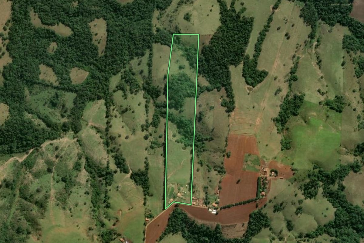 Imagem de satélite do imóvel rural em Angatuba (SP), com o contorno declarado no CAR desenhado por cima.