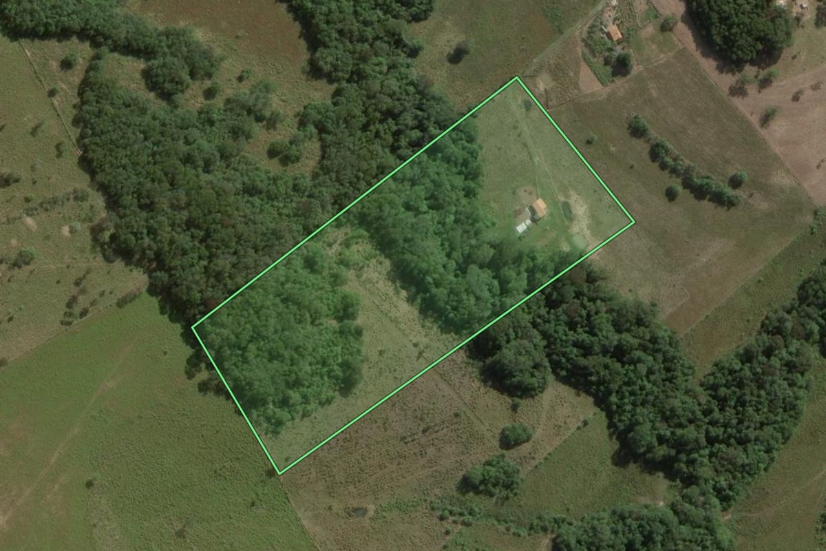 Imagem de satélite do imóvel rural em Angatuba (SP), com o contorno declarado no CAR desenhado por cima.