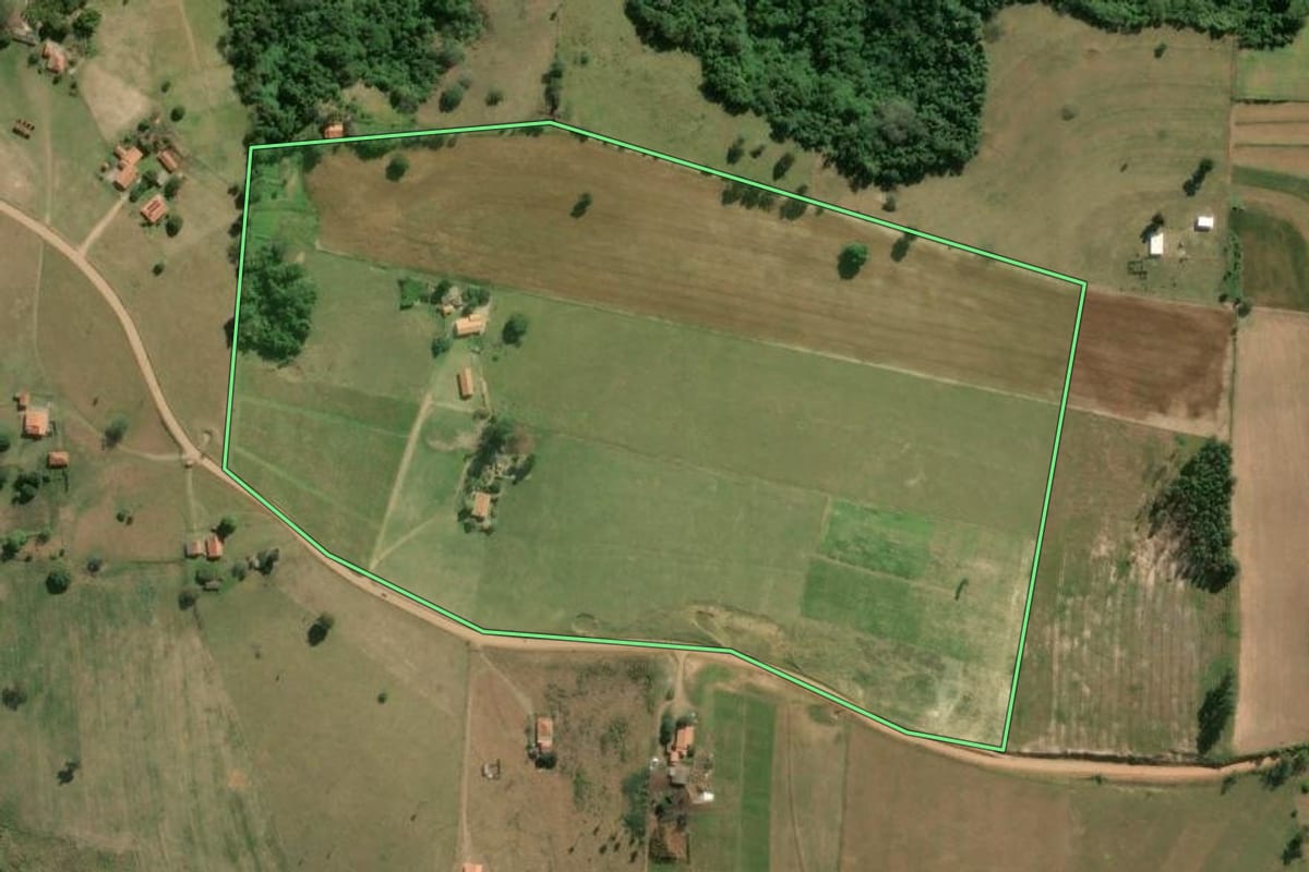 Imagem de satélite do imóvel rural em Angatuba (SP), com o contorno declarado no CAR desenhado por cima.