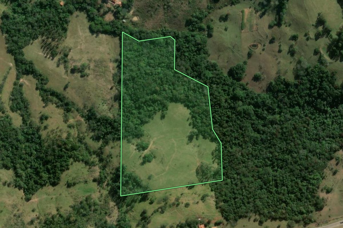 Imagem de satélite do imóvel rural em Angatuba (SP), com o contorno declarado no CAR desenhado por cima.