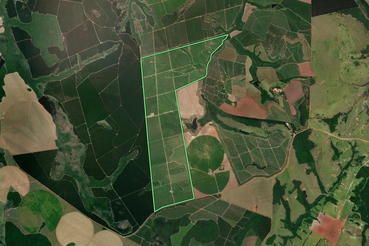 Imagem de satélite do imóvel rural em Angatuba (SP), com o contorno declarado no CAR desenhado por cima.