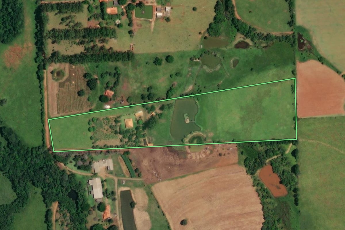 Imagem de satélite do imóvel rural em Angatuba (SP), com o contorno declarado no CAR desenhado por cima.