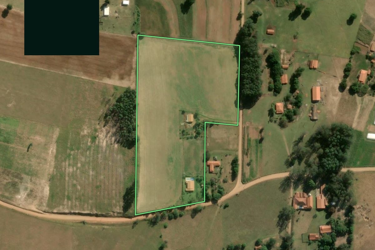 Imagem de satélite do imóvel rural em Angatuba (SP), com o contorno declarado no CAR desenhado por cima.