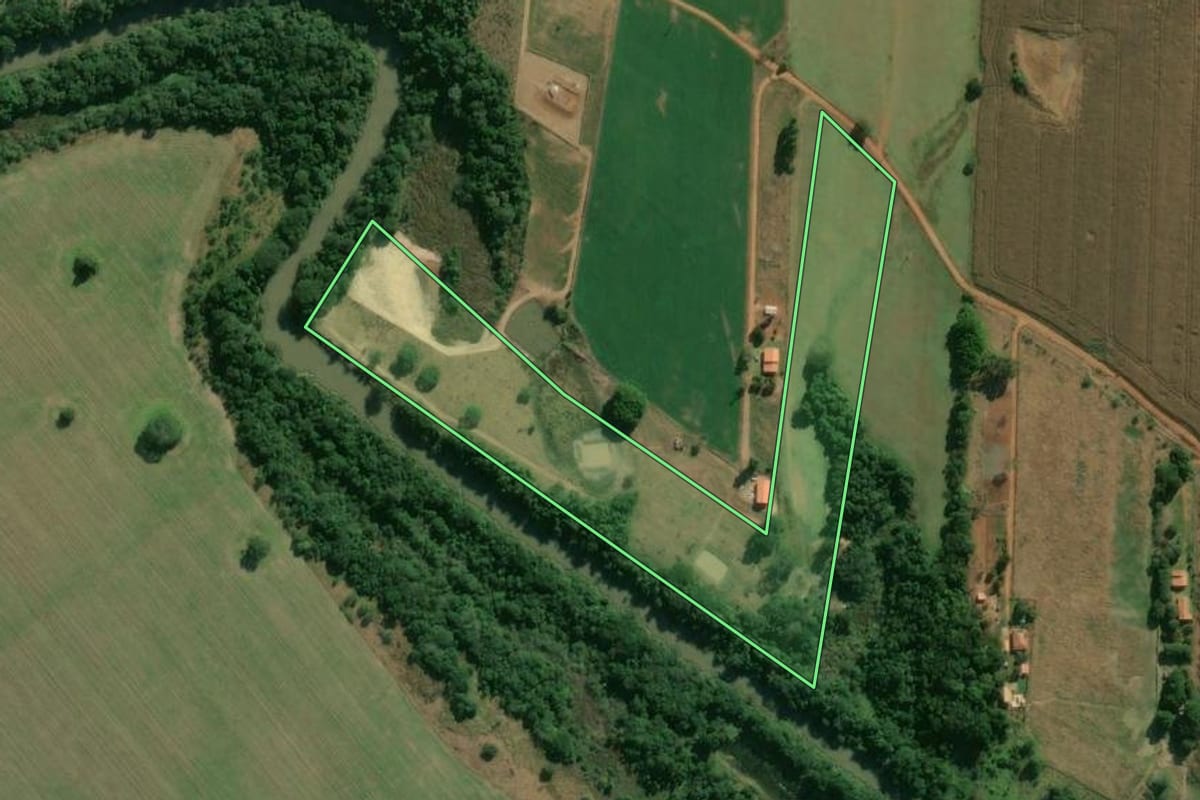 Imagem de satélite do imóvel rural em Angatuba (SP), com o contorno declarado no CAR desenhado por cima.