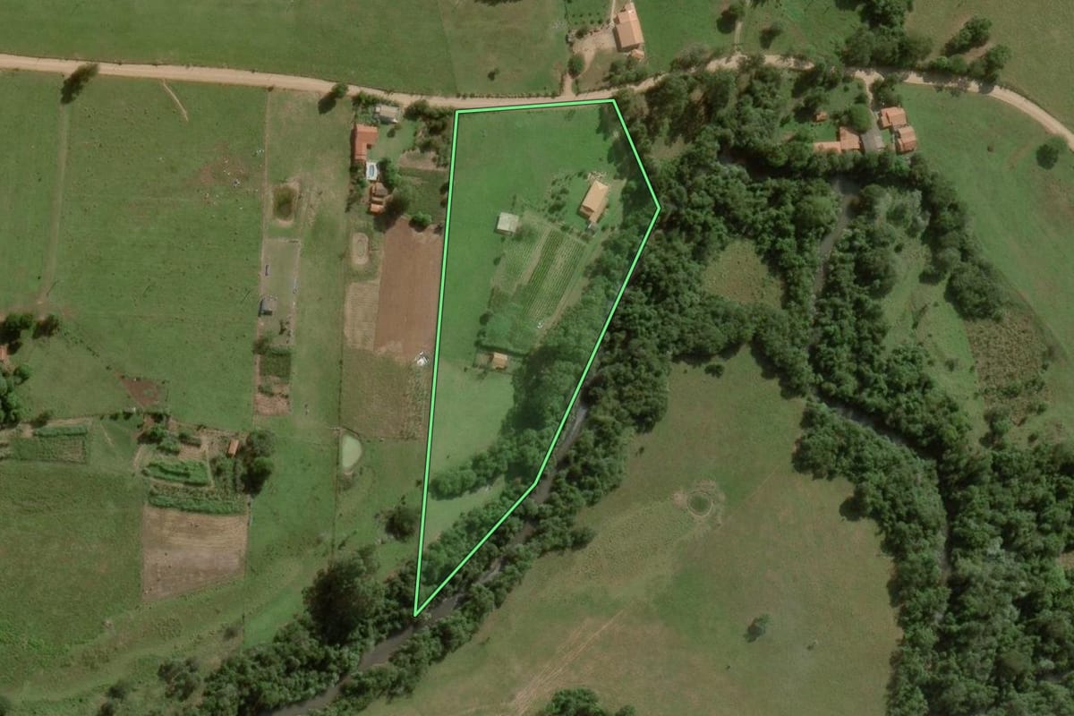 Imagem de satélite do imóvel rural em Angatuba (SP), com o contorno declarado no CAR desenhado por cima.