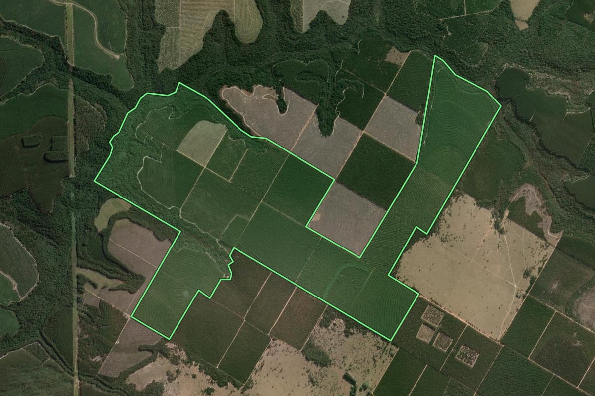 Imagem de satélite do imóvel rural em Angatuba (SP), com o contorno declarado no CAR desenhado por cima.
