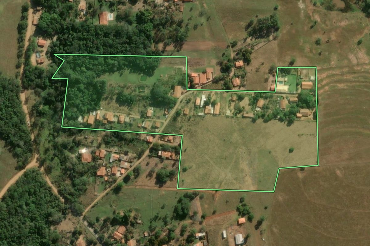 Imagem de satélite do imóvel rural em Angatuba (SP), com o contorno declarado no CAR desenhado por cima.