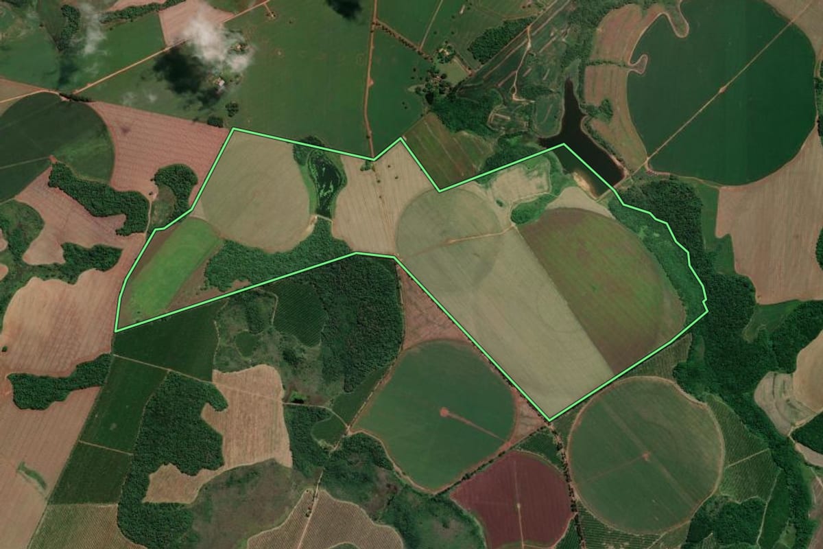 Imagem de satélite do imóvel rural em Angatuba (SP), com o contorno declarado no CAR desenhado por cima.