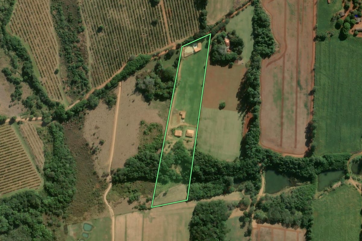 Imagem de satélite do imóvel rural em Angatuba (SP), com o contorno declarado no CAR desenhado por cima.