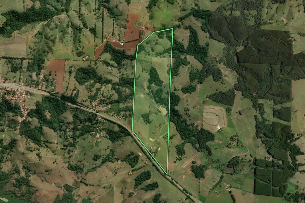 Imagem de satélite do imóvel rural em Angatuba (SP), com o contorno declarado no CAR desenhado por cima.