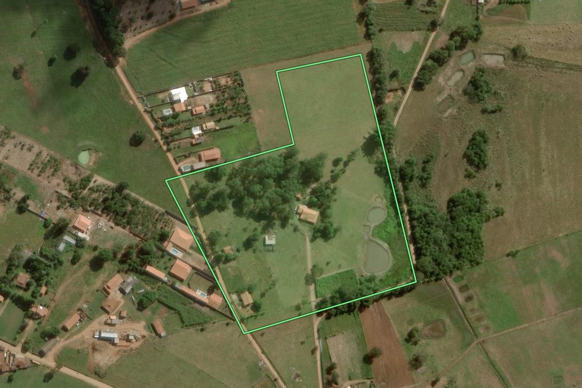 Imagem de satélite do imóvel rural em Angatuba (SP), com o contorno declarado no CAR desenhado por cima.