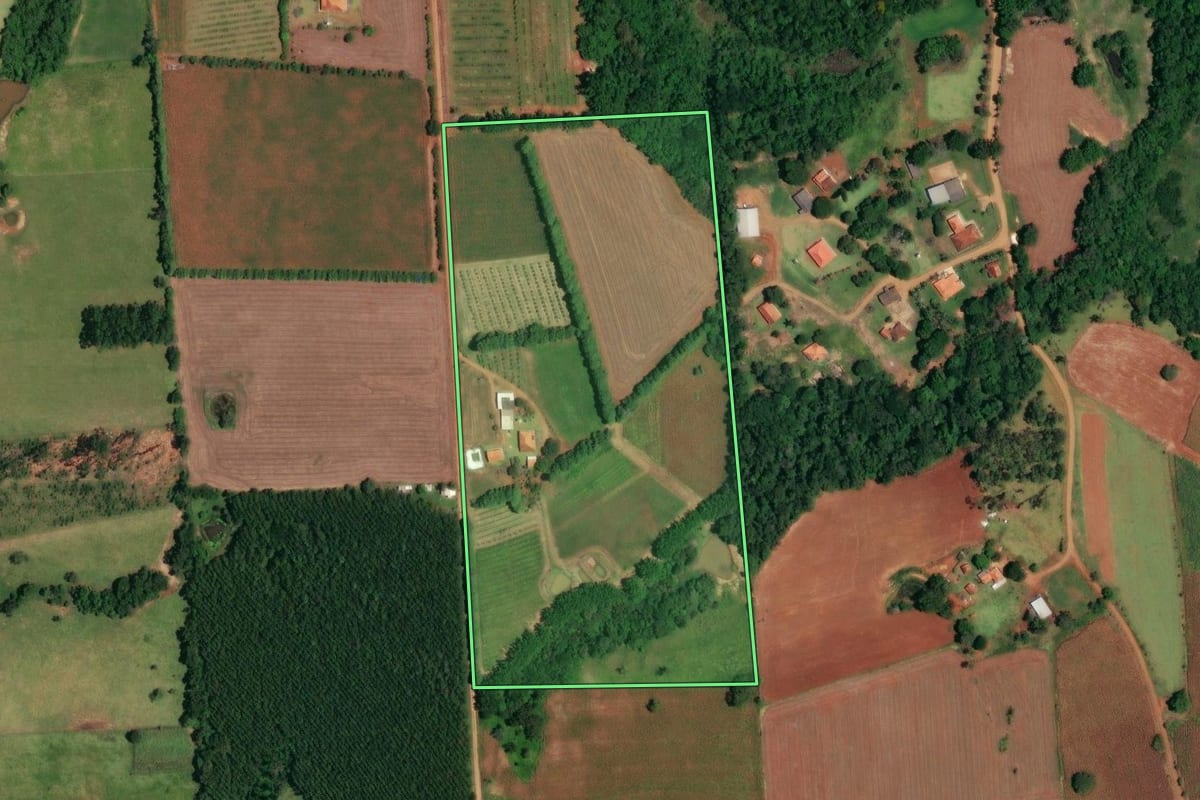 Imagem de satélite do imóvel rural em Angatuba (SP), com o contorno declarado no CAR desenhado por cima.