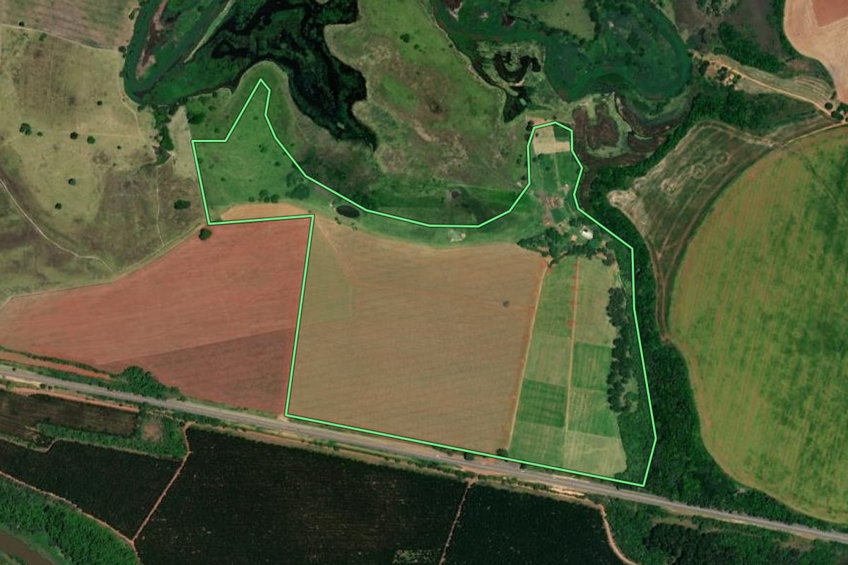 Imagem de satélite do imóvel rural em Angatuba (SP), com o contorno declarado no CAR desenhado por cima.