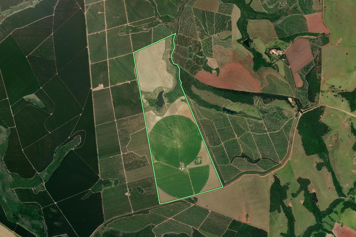 Imagem de satélite do imóvel rural em Angatuba (SP), com o contorno declarado no CAR desenhado por cima.