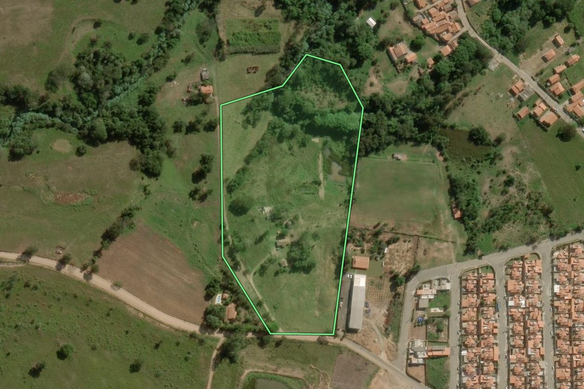 Imagem de satélite do imóvel rural em Angatuba (SP), com o contorno declarado no CAR desenhado por cima.