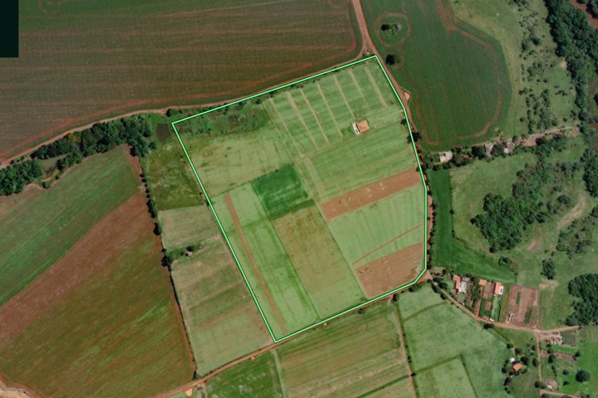 Imagem de satélite do imóvel rural em Angatuba (SP), com o contorno declarado no CAR desenhado por cima.
