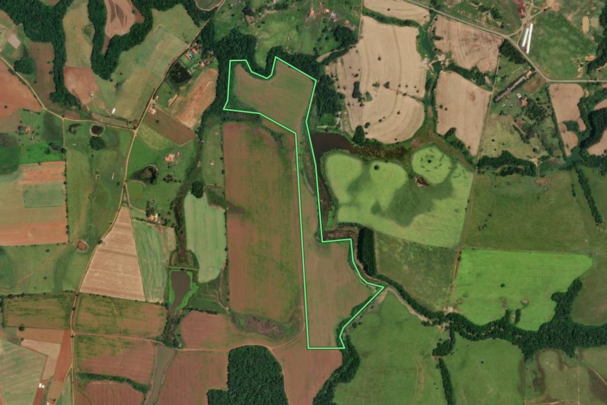 Imagem de satélite do imóvel rural em Angatuba (SP), com o contorno declarado no CAR desenhado por cima.
