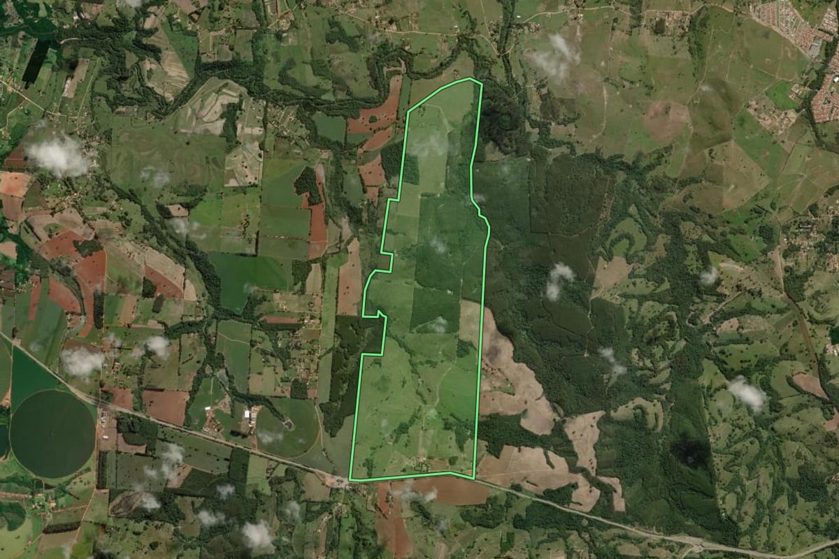 Imagem de satélite do imóvel rural em Angatuba (SP), com o contorno declarado no CAR desenhado por cima.