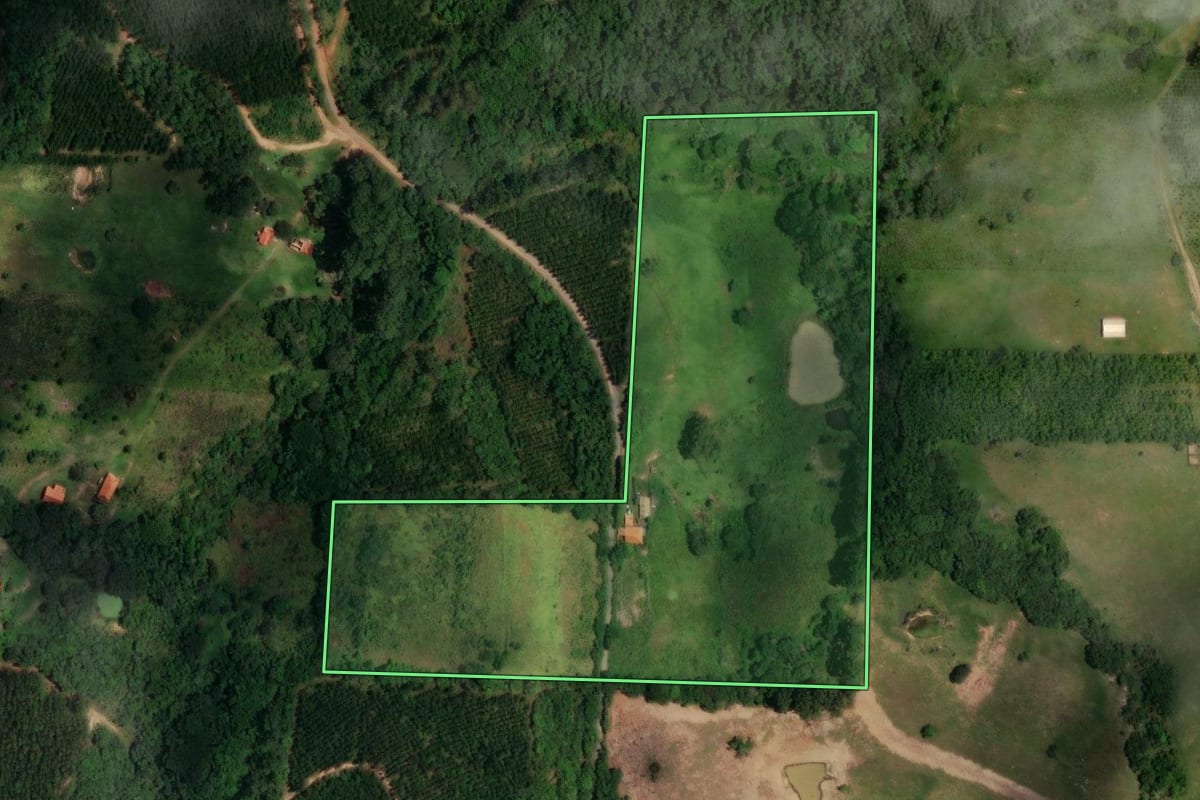 Imagem de satélite do imóvel rural em Angatuba (SP), com o contorno declarado no CAR desenhado por cima.