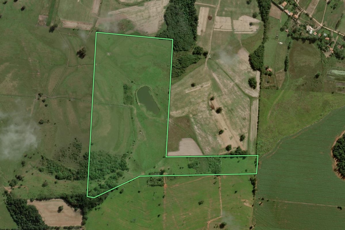Imagem de satélite do imóvel rural em Angatuba (SP), com o contorno declarado no CAR desenhado por cima.