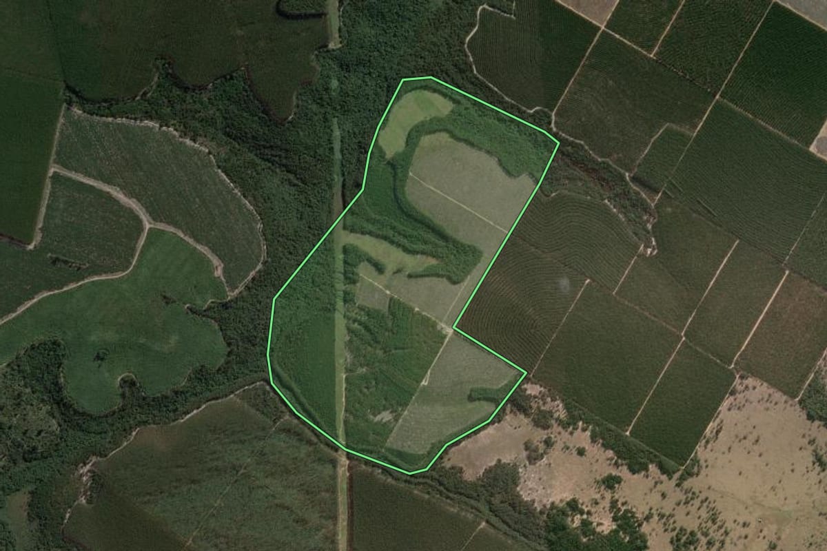 Imagem de satélite do imóvel rural em Angatuba (SP), com o contorno declarado no CAR desenhado por cima.