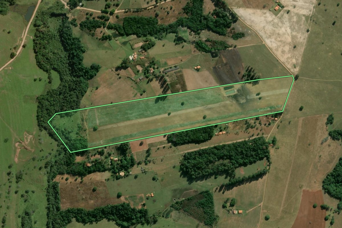 Imagem de satélite do imóvel rural em Angatuba (SP), com o contorno declarado no CAR desenhado por cima.