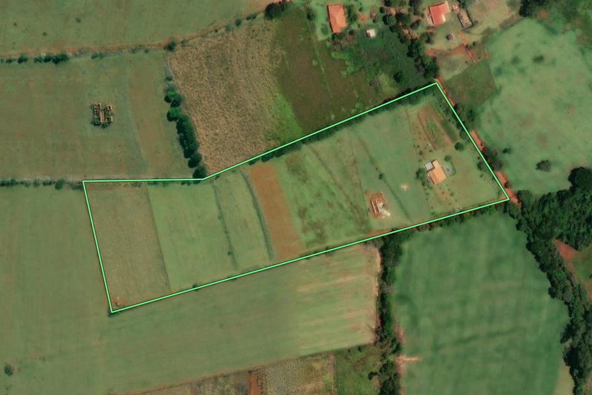 Imagem de satélite do imóvel rural em Angatuba (SP), com o contorno declarado no CAR desenhado por cima.