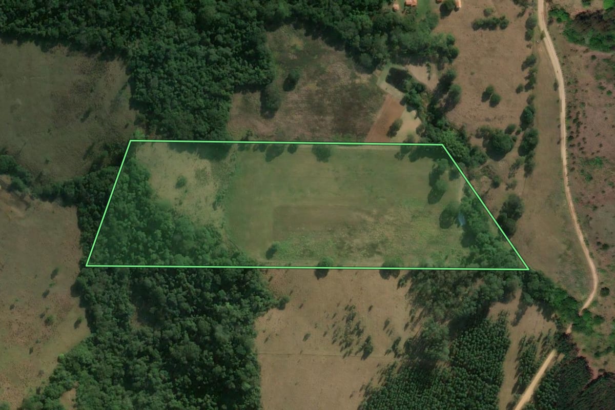 Imagem de satélite do imóvel rural em Angatuba (SP), com o contorno declarado no CAR desenhado por cima.