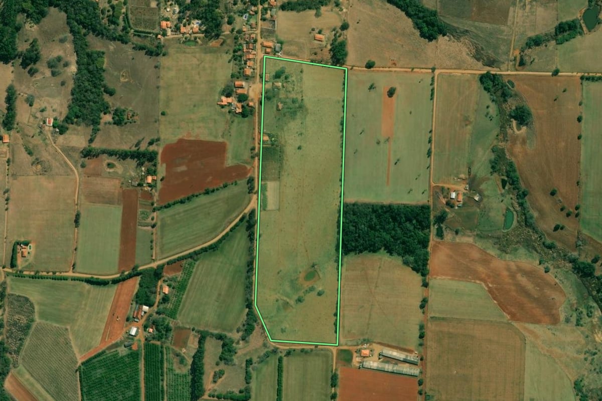 Imagem de satélite do imóvel rural em Angatuba (SP), com o contorno declarado no CAR desenhado por cima.