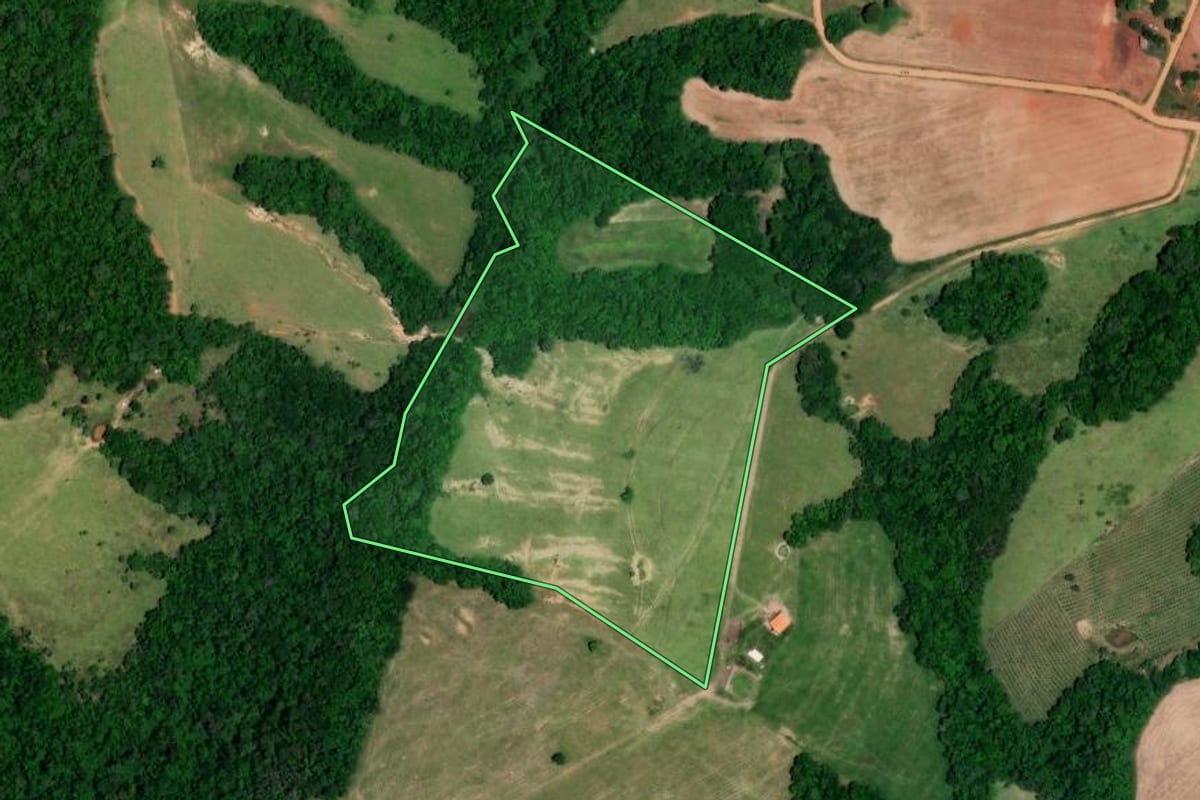 Imagem de satélite do imóvel rural em Angatuba (SP), com o contorno declarado no CAR desenhado por cima.
